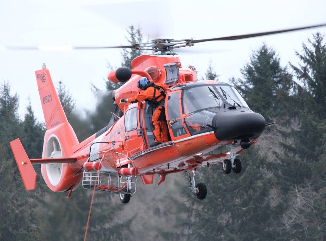 MH-65 Dolphin<br />
United States Coast Guard North Bend